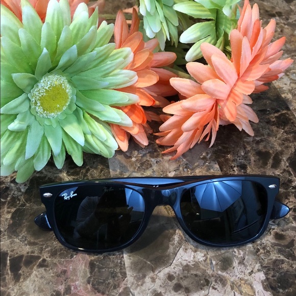 ❗️SOLD❗️ Ray•Ban Wayfarer Classic Black Sunglasses - Picture 3 of 8